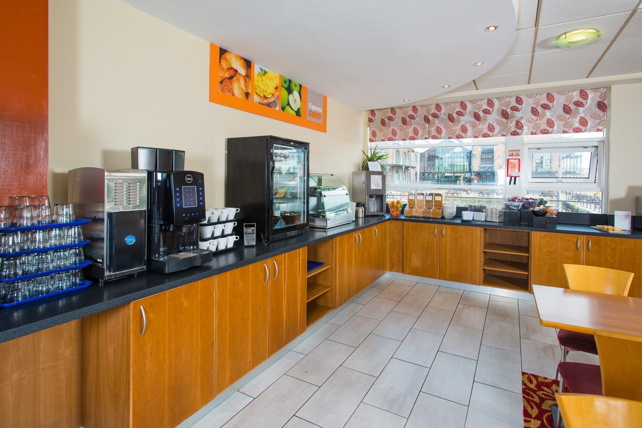 Holiday Inn Express Cardiff Bay By Ihg Exterior foto