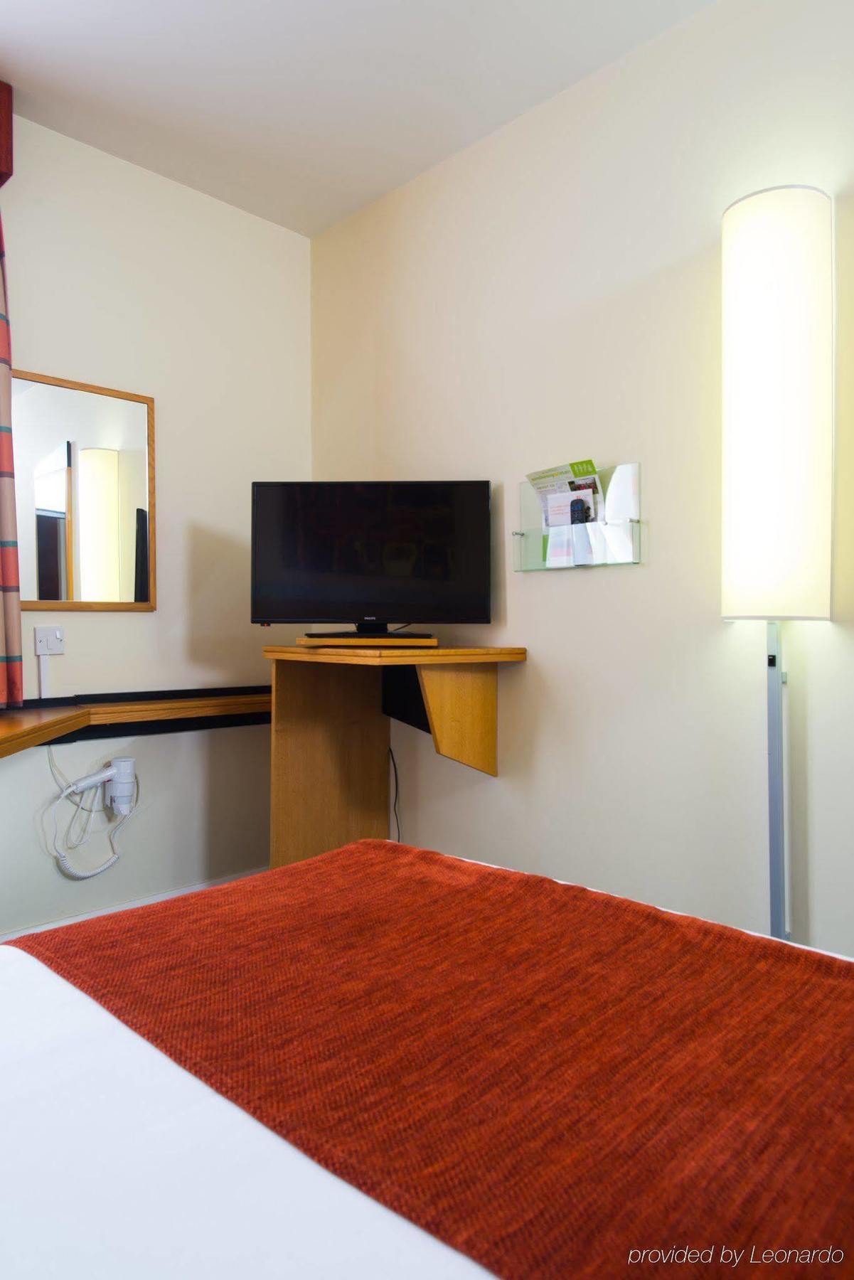 Holiday Inn Express Cardiff Bay By Ihg Exterior foto